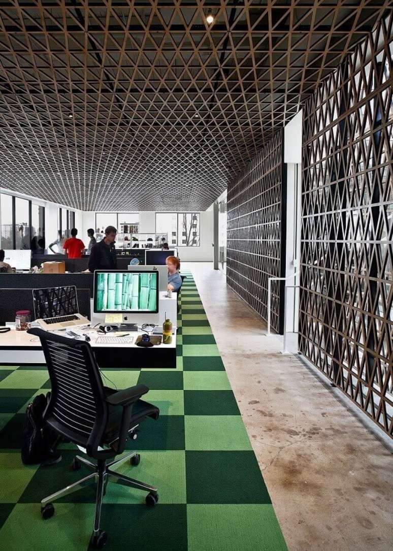 40. Decoração com tapete quadriculado verde e conjunto de cadeiras para escritório pretas – Foto: Futurist Architecture