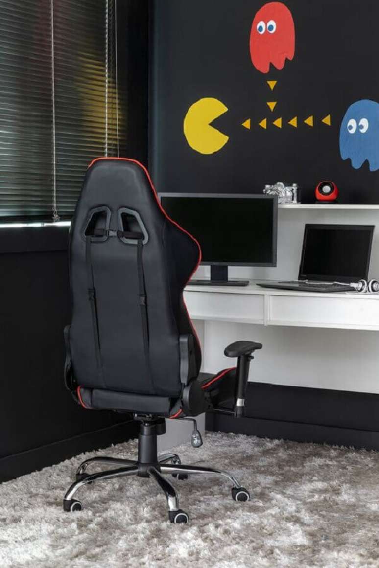 43. Invista no modelo de cadeira gamer para maior conforto no ambiente de trabalho – Foto: Pinterest