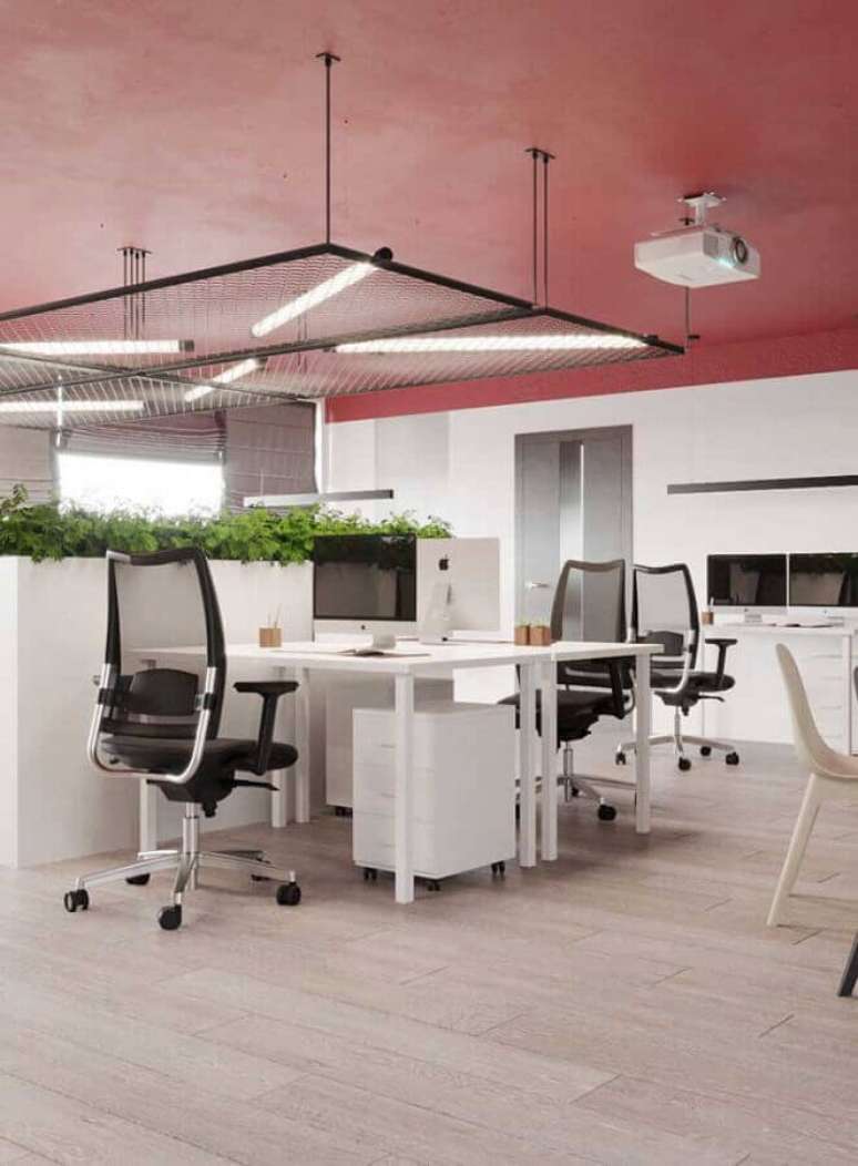 44. Decoração para empresa toda branca com teto rosa e cadeira de escritório confortável preta – Foto: Behance