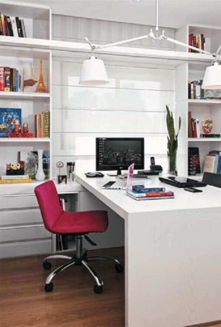46. Modelo simples de cadeira de escritório rosa – Foto: Simples Decoração
