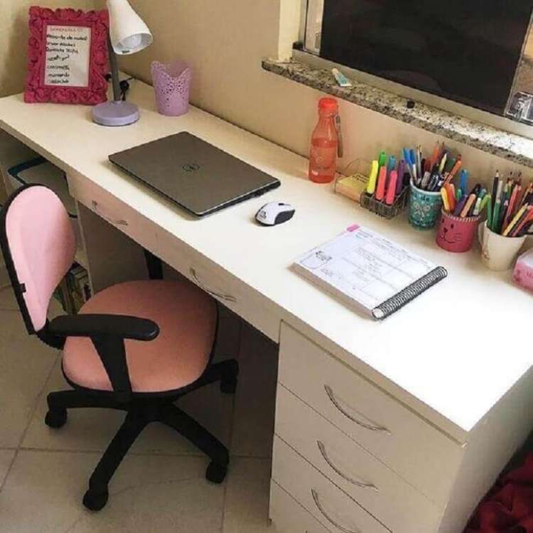48. Decoração simples com cadeira de escritório rosa com braço e rodinhas – Foto: Pinterest