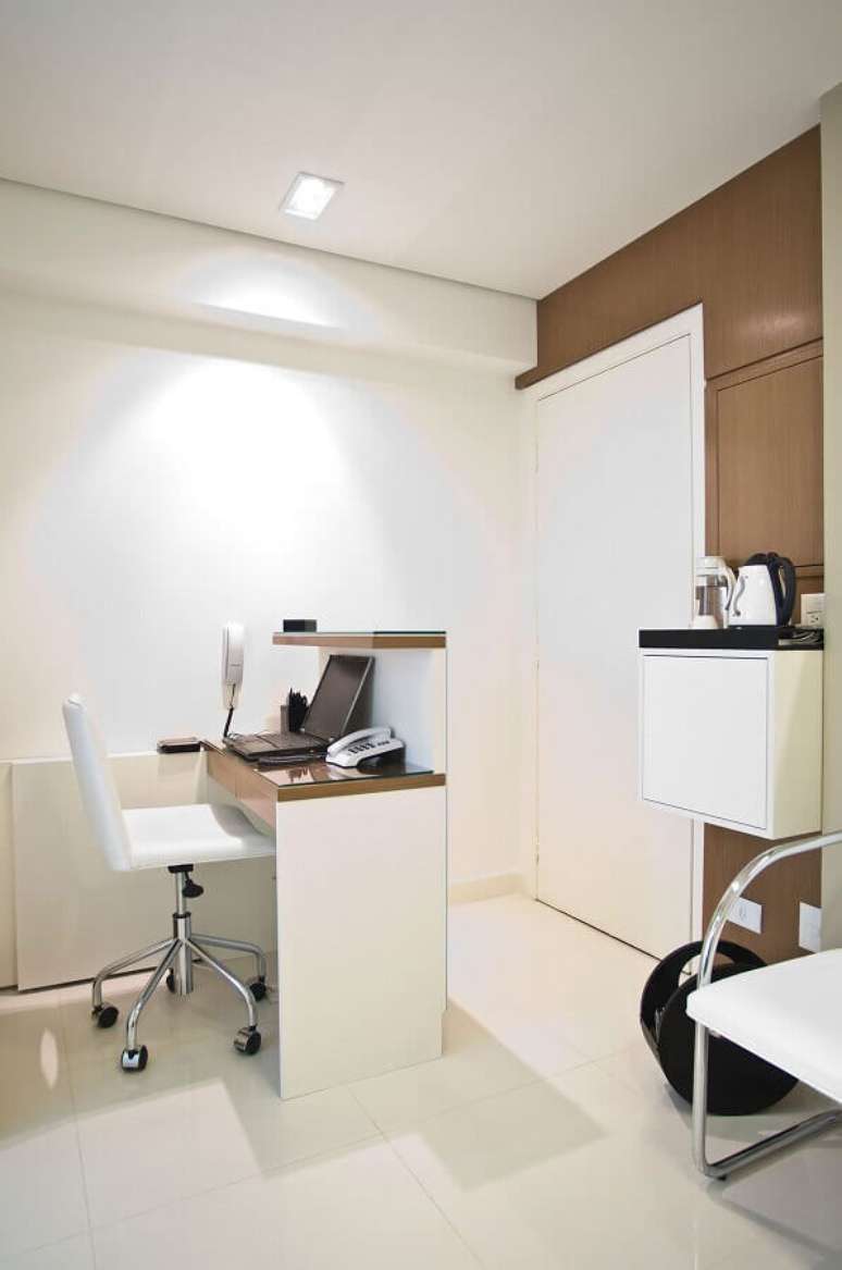 51. Cadeira de escritório simples branca – Foto: Pinterest