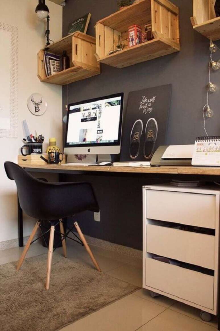 3. Home office decorado com cadeira de escritório fixa preta – Foto: Pinterest