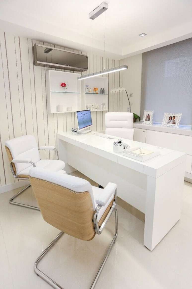 56. Para consultórios é bem comum usar modelos de cadeira de escritório fixa – Foto: Ideias Decor