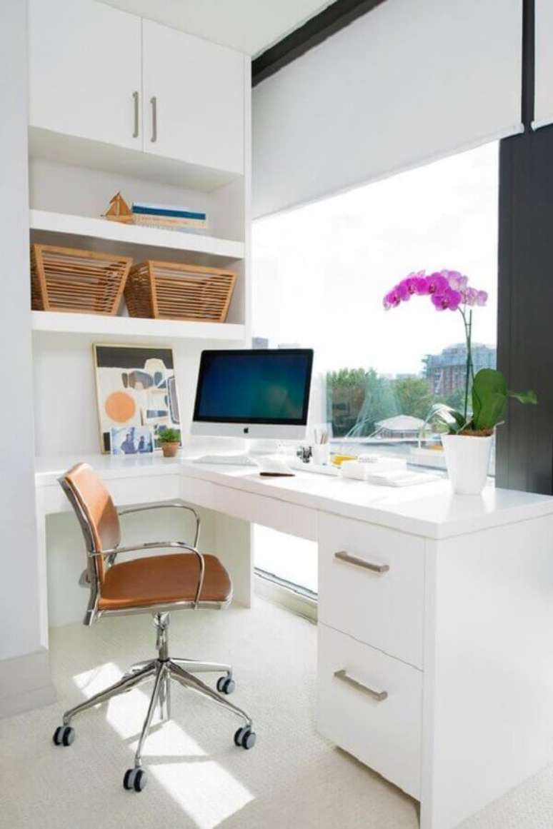 57. Decoração clean com cadeira para escritório de couro marrom – Foto: Princesas Empreendedoras