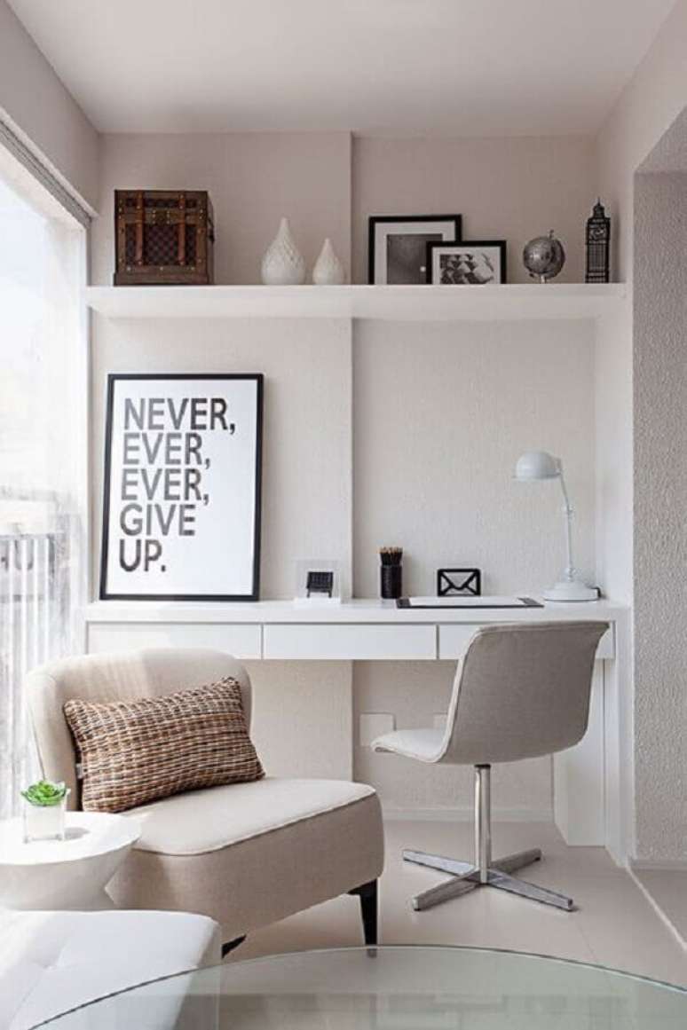 59. Decoração clean para home office com cadeira de escritório sem braço branca – Foto: Casa de Valentina