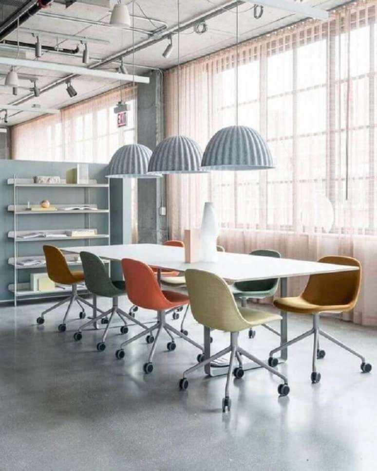 60. Decoração com cadeira de escritório colorida para sala de reuniões – Foto: Azuro Republic