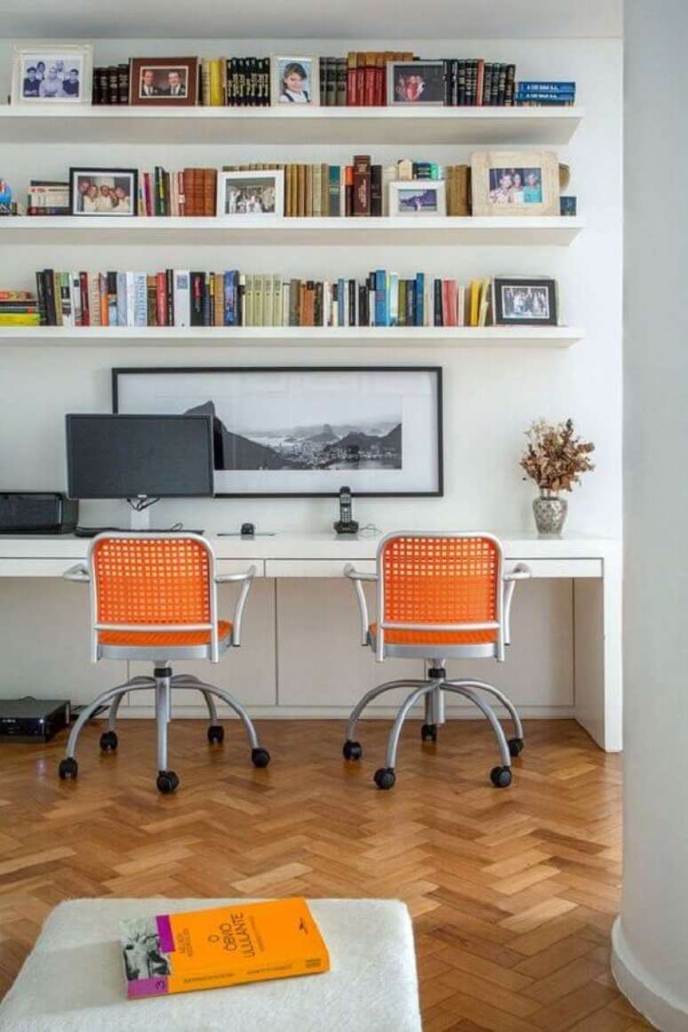 18. A cadeira de escritório colorida pode deixar o ambiente de trabalho mais alegre e divertido – Foto: Casa de Valentina
