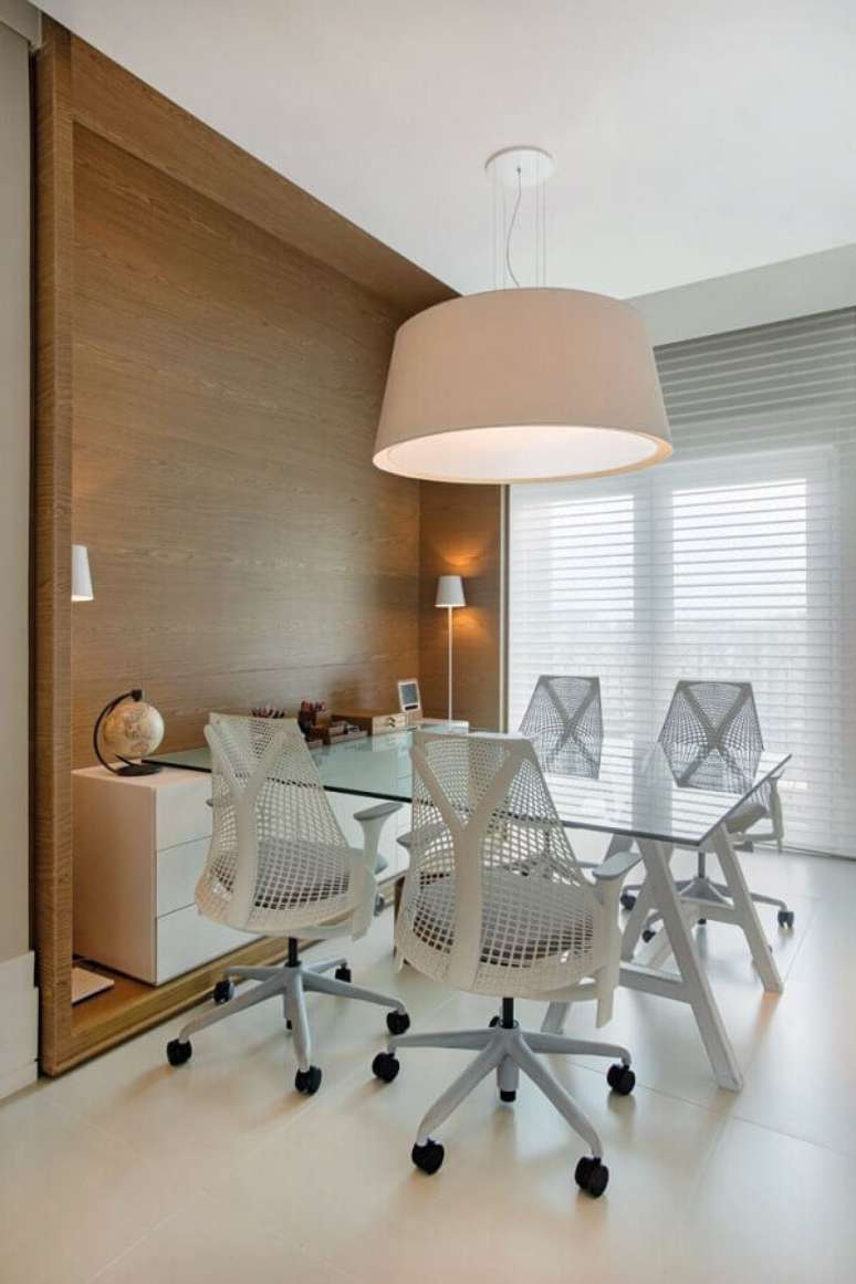 65. Decoração moderna com conjunto de cadeiras para escritório brancas e ergonômicas – Foto: Sua Decoração