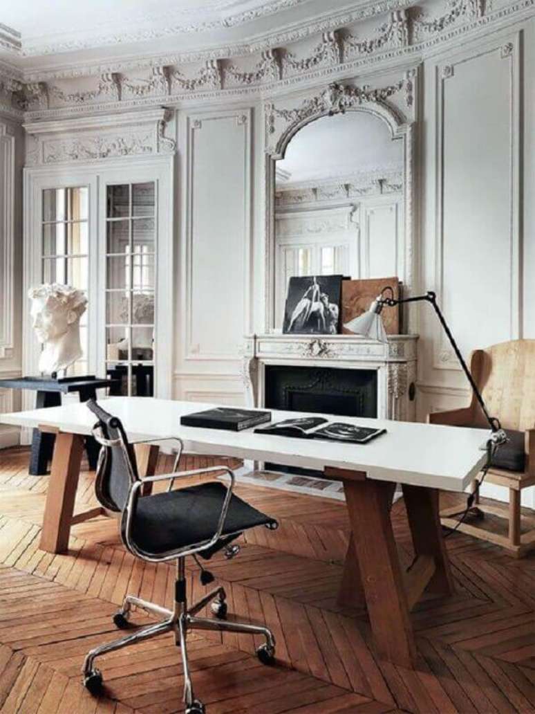 67. Decoração sofisticada com cadeira de escritório preta com estrutura de inox – Foto: Futurist Architecture