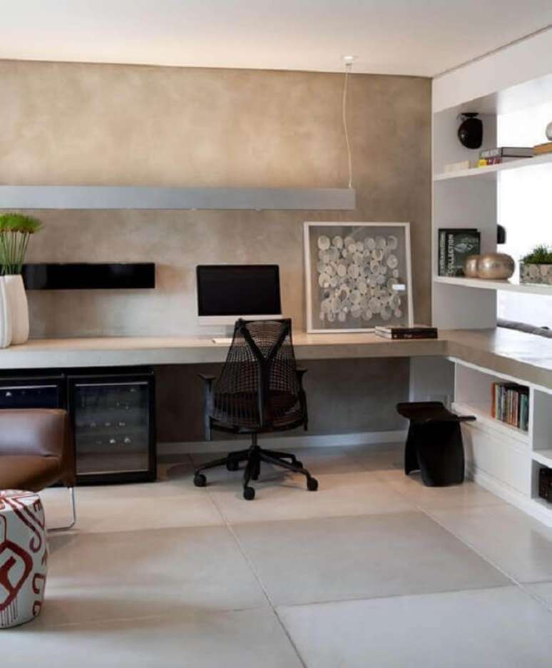 73. Decoração moderna com parede de cimento queimado e cadeira para escritório confortável preta – Foto: Pinterest