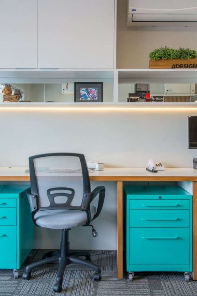 13. A cadeira de escritório com rede no encosto permite melhor transpiração – Foto: Pinterest