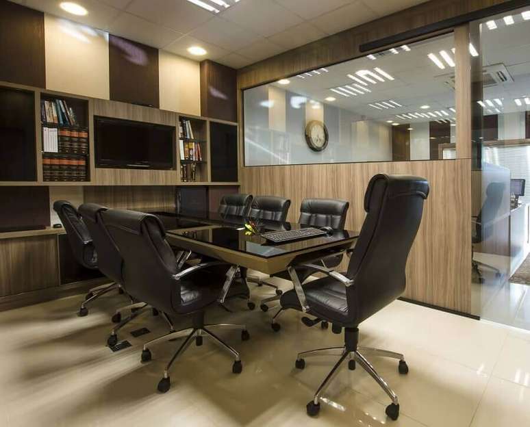 82. Sala de reunião com conjunto de cadeira para escritório confortável preta – Foto: D’Rocha Móveis