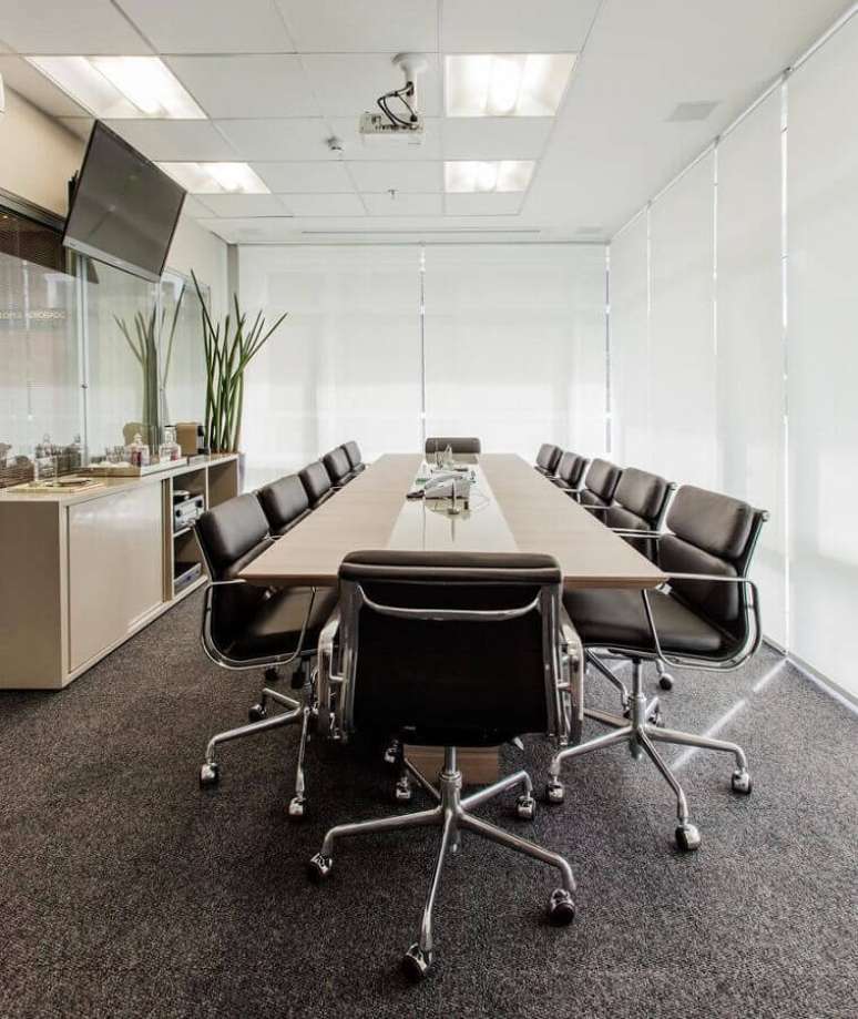84. Decoração de sala de reunião com conjunto de cadeiras para escritório pretas – Foto: Sesso & Dalanezi Arquitetura+Design