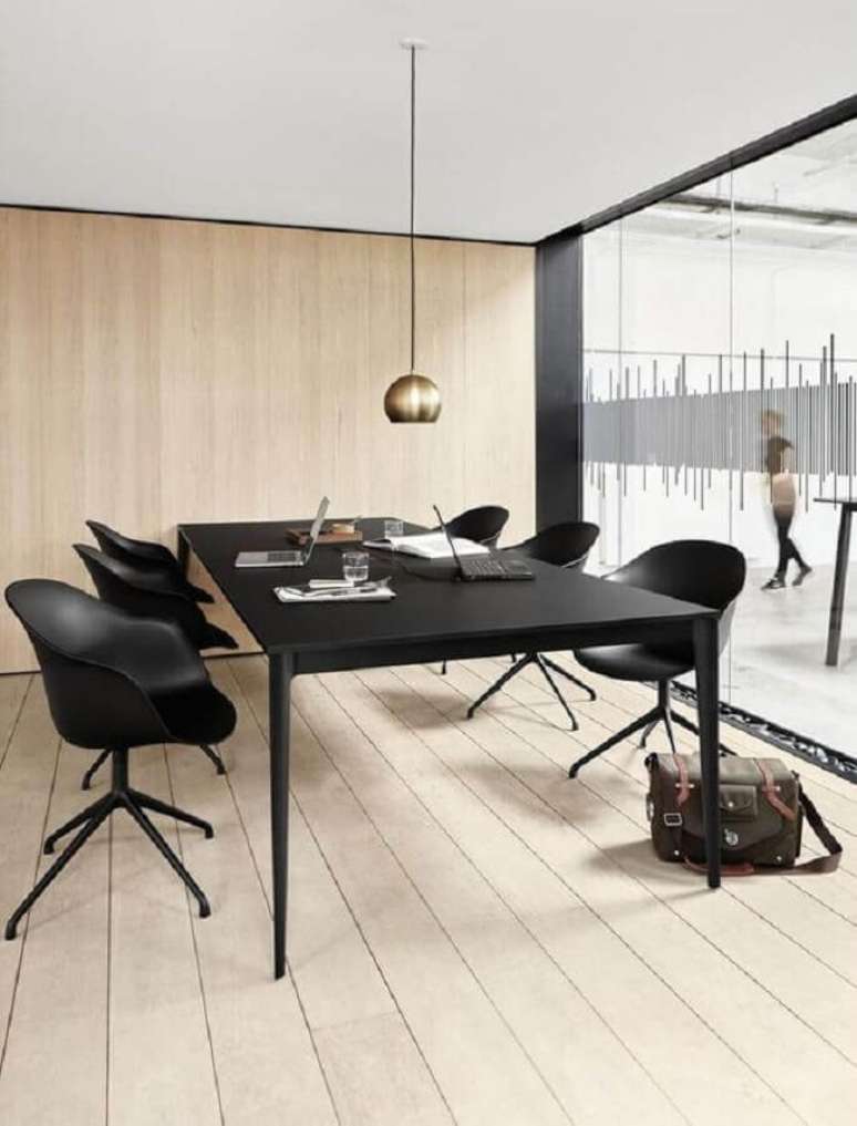 85. Sala de reunião moderna decorada com cadeira de escritório fixa preta – Foto: BoConcept