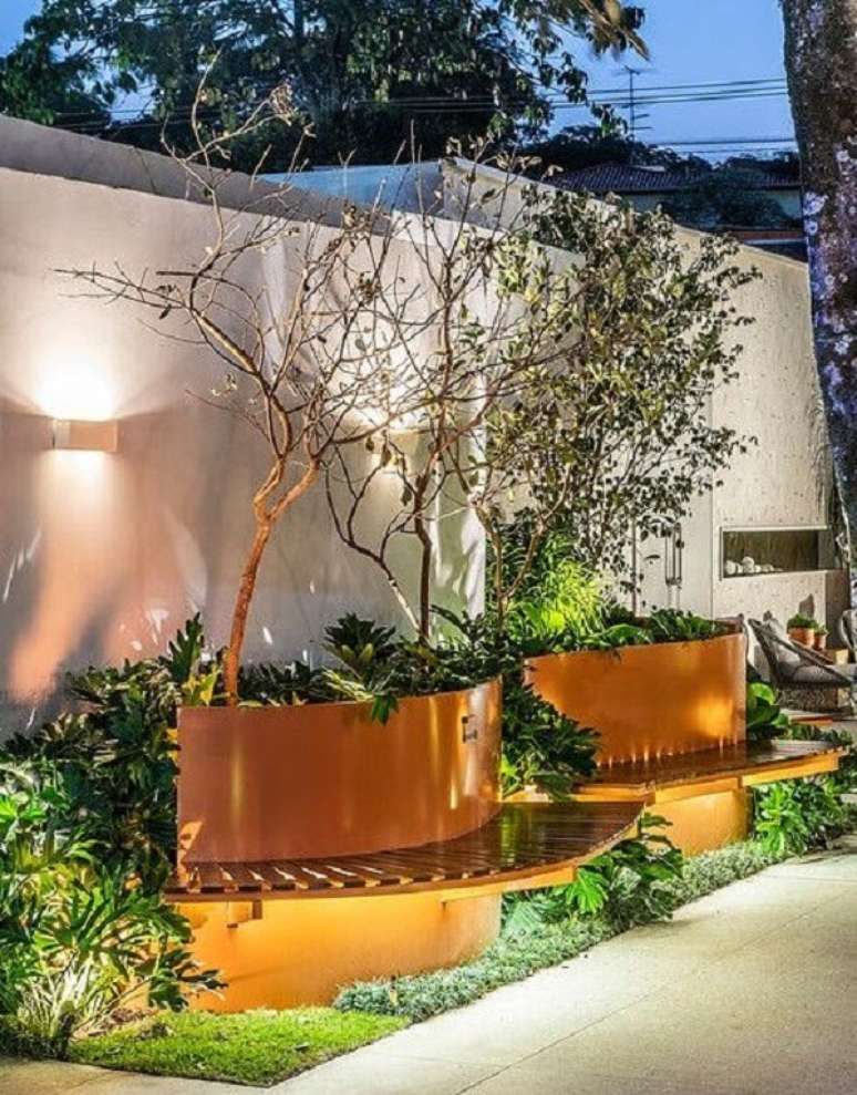 68. Modelos de móveis para jardim com iluminação indireta e vegetação. Fonte: Studio Clariça Lima