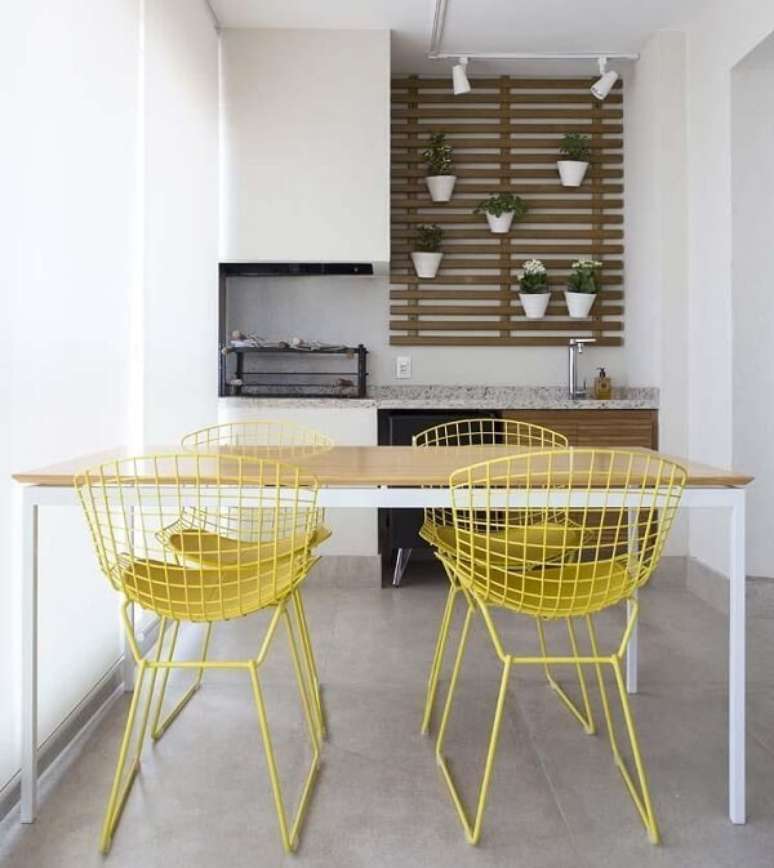 51. Os móveis de ferro podem receber acabamento colorido como estas cadeiras amarelas. Fonte: Juliana Perissinotto