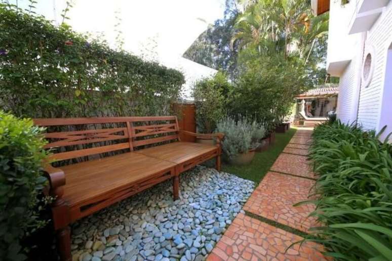 94. Alinhe os móveis para jardim rentes a parede para aumentar a área de circulação de pessoas. Fonte: MeyerCortez Arquitetura & Design