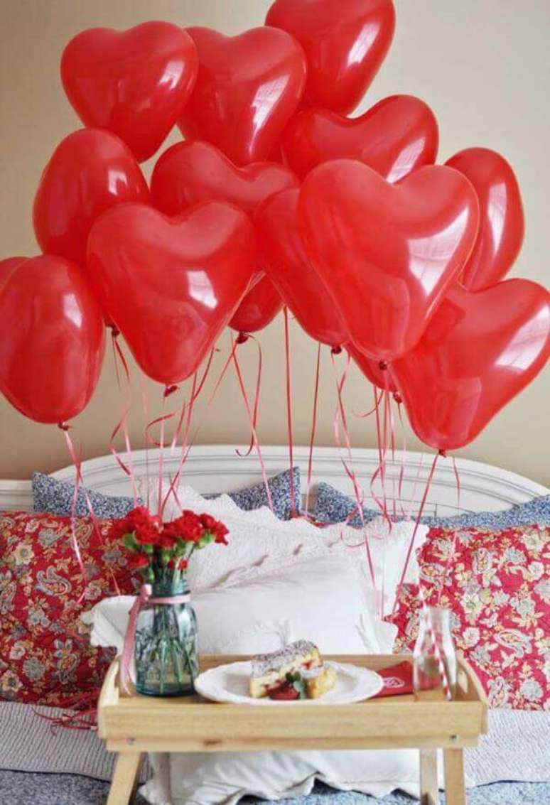8. Decoração romântica para dia dos namorados no quarto com café da manhã na cama – Via: Pinterest