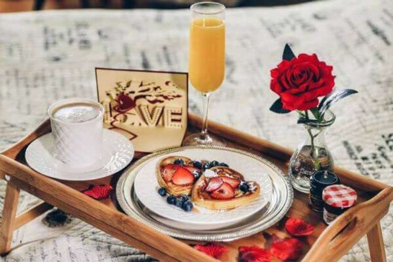 32. Caf&eacute; da manh&atilde; com decora&ccedil;&atilde;o rom&acirc;ntica simples &ndash; Via: Pinteret