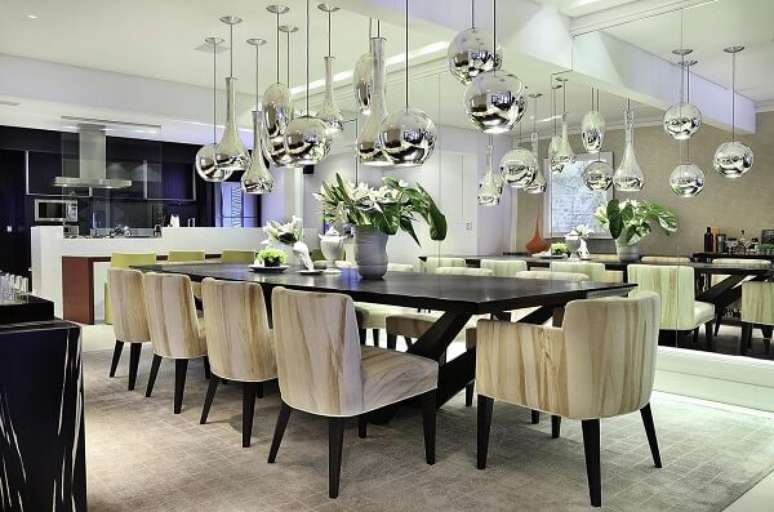 89. Cadeiras com estofado claro e mesa preta são móveis para sala de jantar que complementa a decoração. Fonte: Moreno Interiores