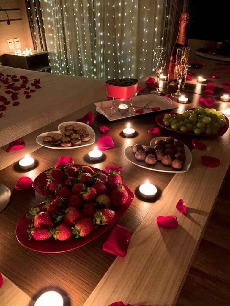 59. Decoração romântica com frutas e doces – Via: Pinterest