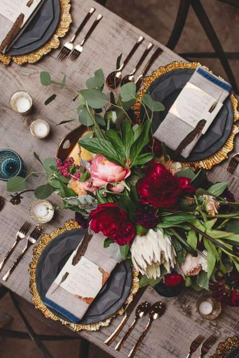 62. Decoração romântica de jantar com flores lindas – Via: Pinterest
