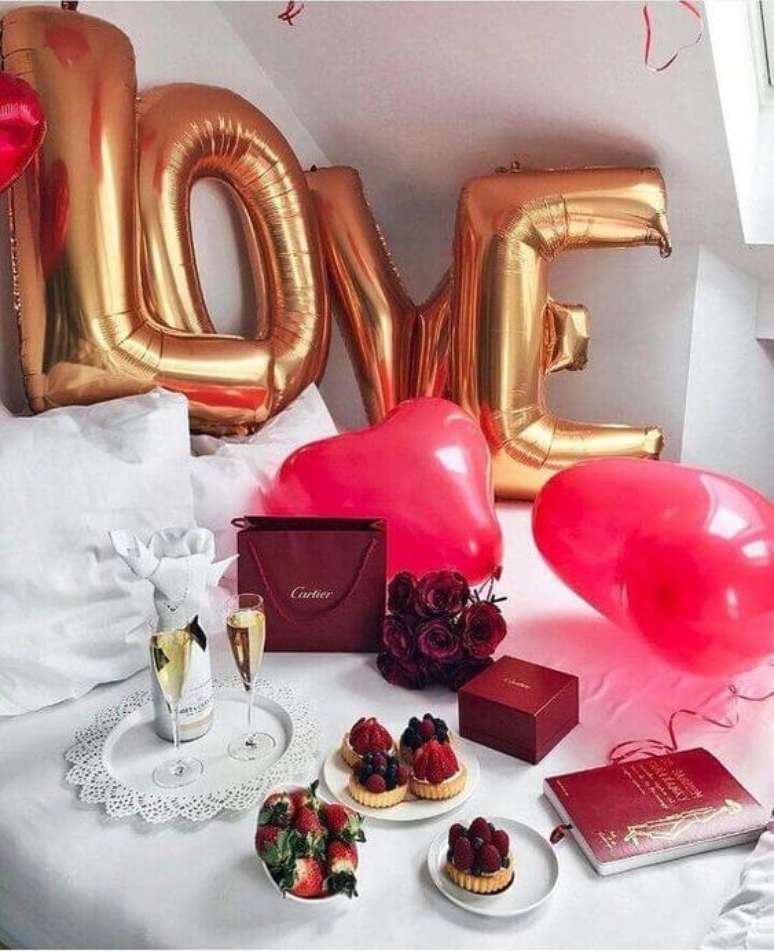 6. Decoração de quarto romântica com presentes em cima da cama – Via: Pinterest