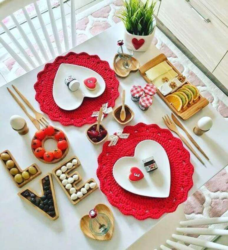 49. Café da manhã no dia dos namorados com decoração romântica – Via: Pinterest