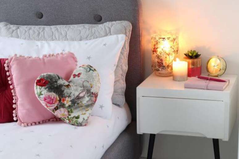 22. Decoração romântica para quarto de casal moderno e simples – Via: Pinterest