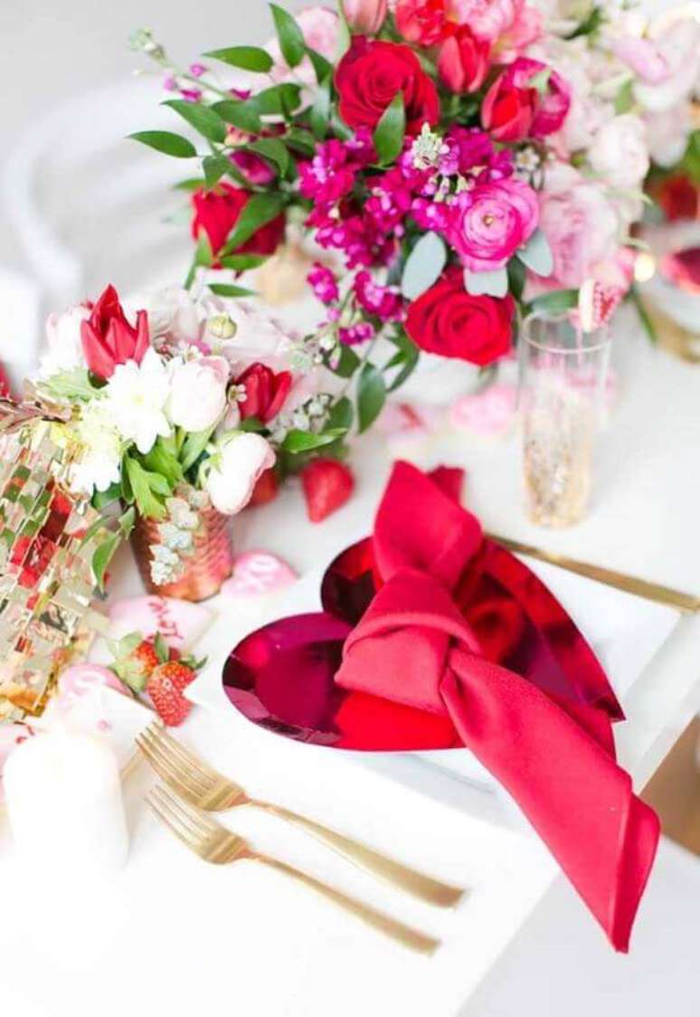 3. Mesa de jantar com decoração romântica simples e linda – Via: Pinterest