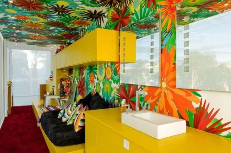 83. Decoração tropical com móveis planejados quarto. Fonte: Leo Romano