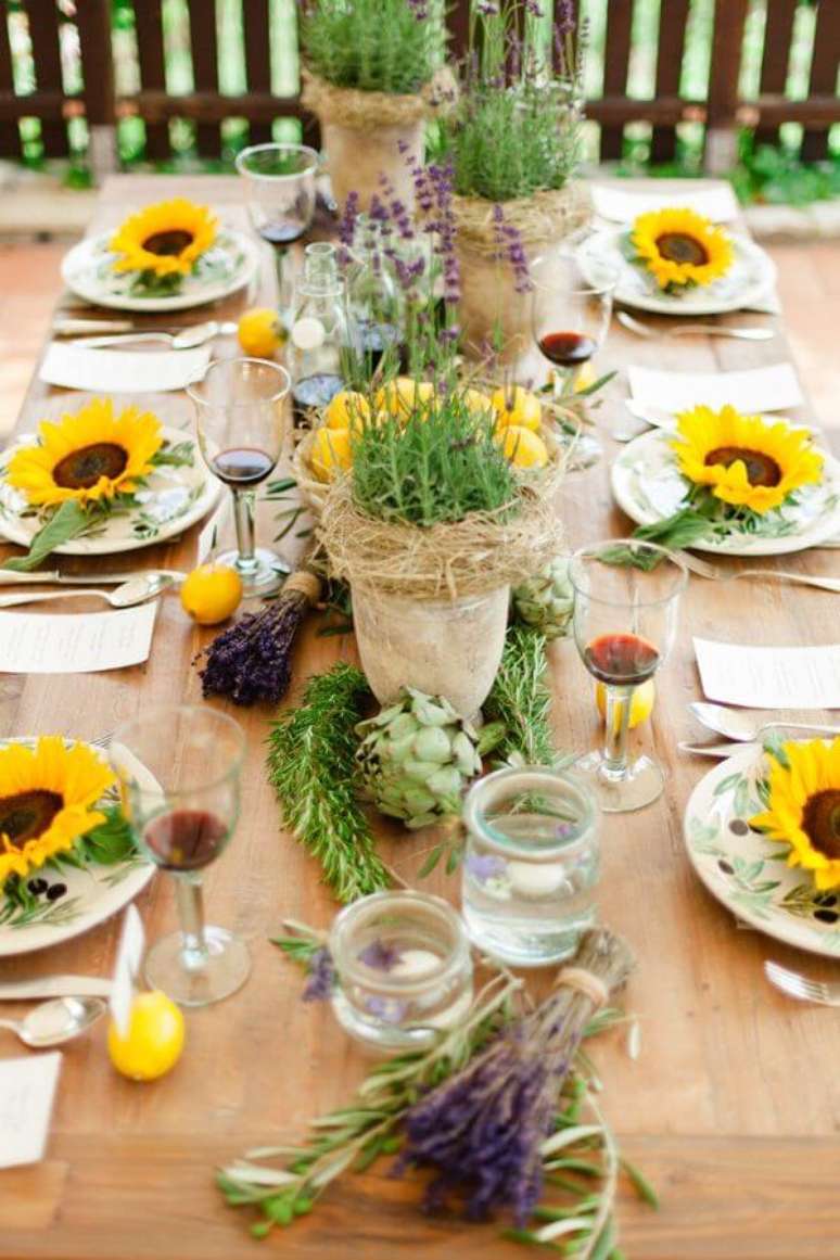 47. Decora&ccedil;&atilde;o rom&acirc;ntica com girassois &ndash; Via: Pinterest