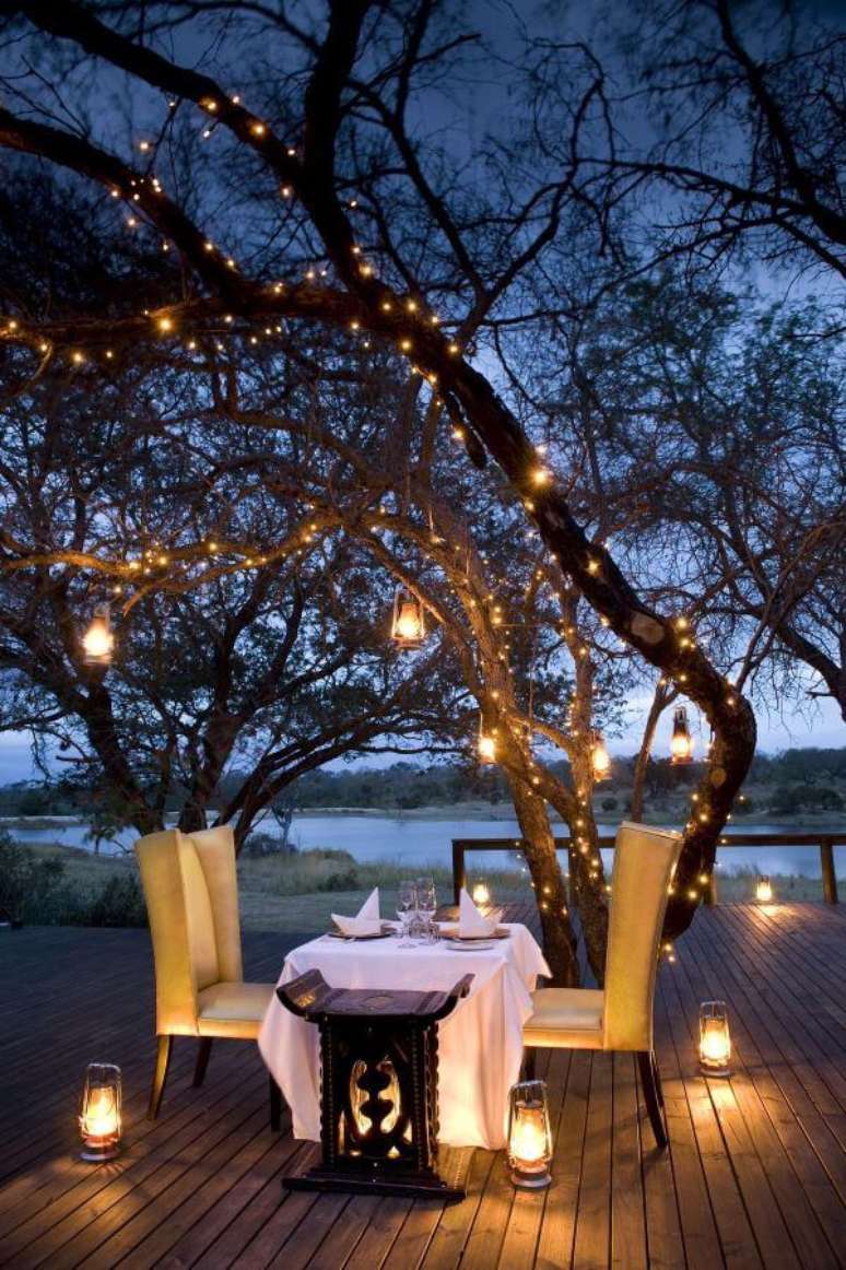 4. Mesa de jantar no jardim com decora&ccedil;&atilde;o rom&acirc;ntica e iluminada &ndash; Via: Pinterest