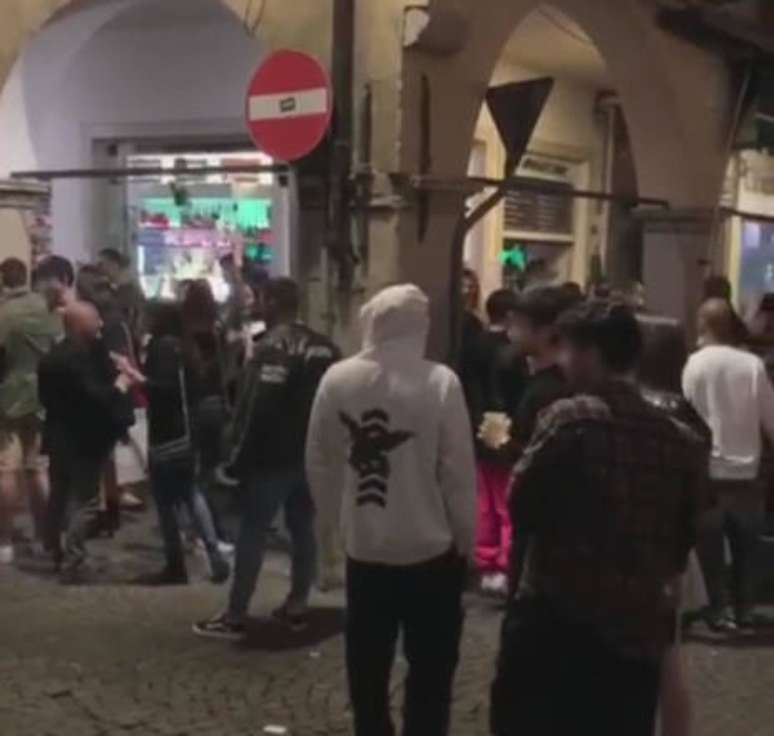 Aglomeração durante 'happy hour' em Pádua, norte da Itália