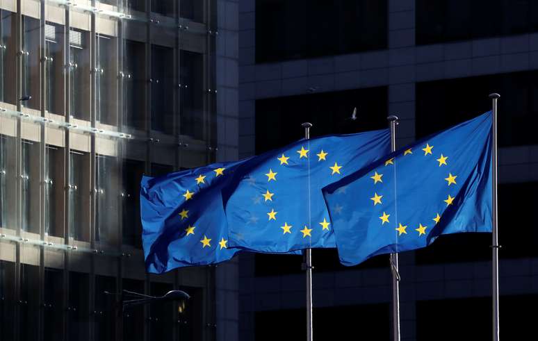 Bandeiras da União Europeia são vistas em frente à sede da Comissão Europeia, em Bruxelas
12/12/2019
REUTERS/Yves Herman 