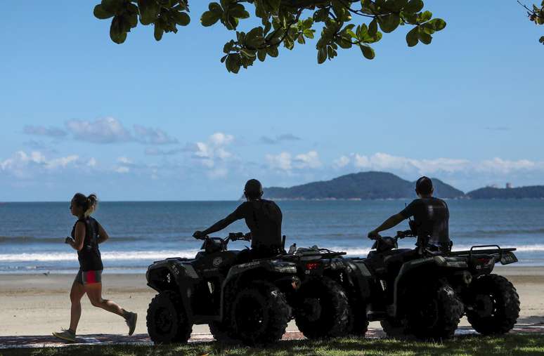 Guardas municipais patrulham praia em Santos em meio à pandemia do coronavírus
22/03/2020 REUTERS/Roosevelt Cassio