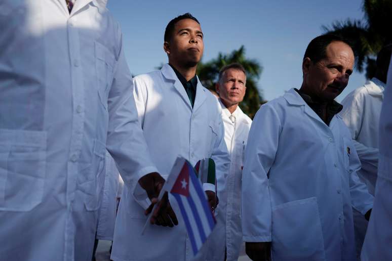 Médicos cubanos durante cerimônia de despedida antes de embarcarem para a Itália
21/03/2020
REUTERS/Alexandre Meneghini