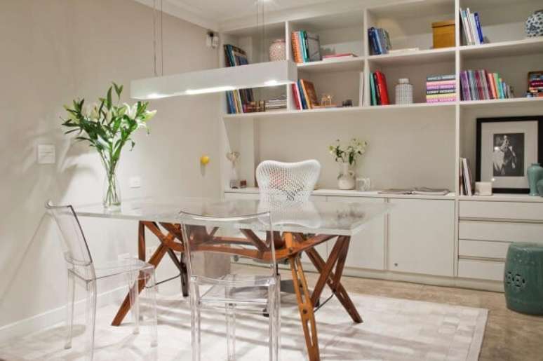 35. Os móveis para escritório em tons claros dã a sensação de amplitude. Fonte: Marília Veiga