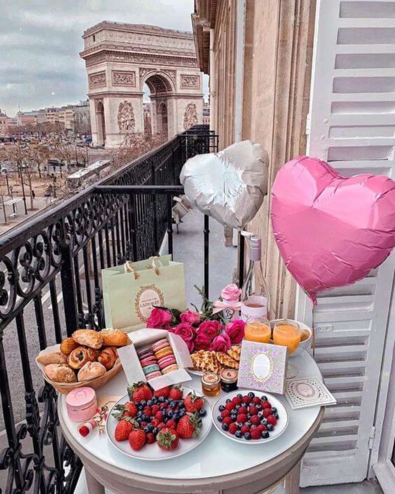 56. Decoração romântica de café da manhã – Via: Pinterest