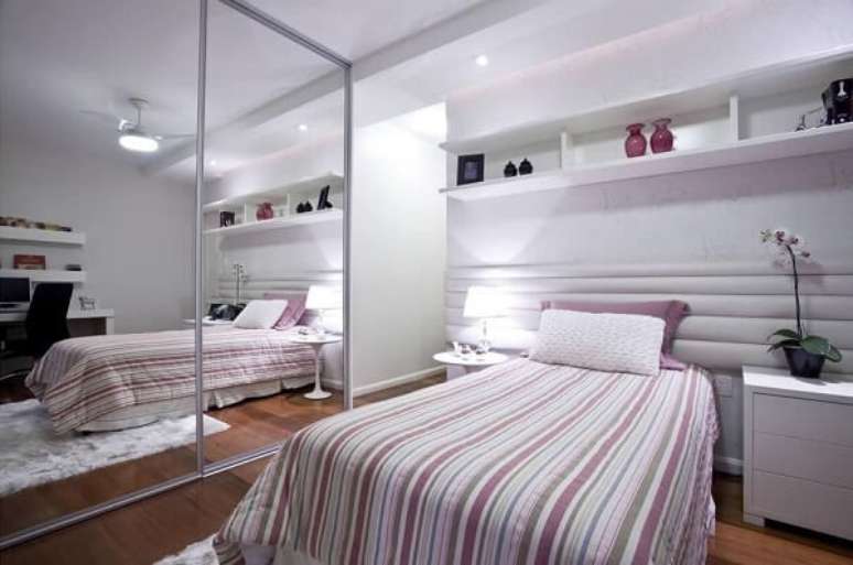 77. Invista em móveis planejados quarto como este guarda roupa com porta espelhada. Fonte: Vanja Maia