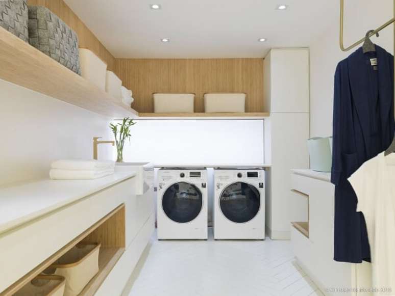 8. Os móveis para lavanderia embutidos auxiliam na organização do espaço. Fonte: Marília Pellegrini