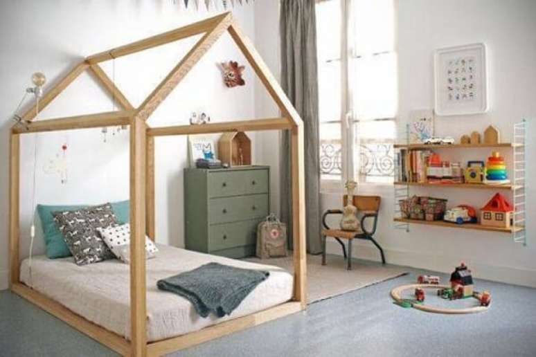 86. Com o uso de tons neutros e móveis de madeira, este quarto de menino ficou bem aconchegante com móveis montessorianos. Fonte: Pinterest
