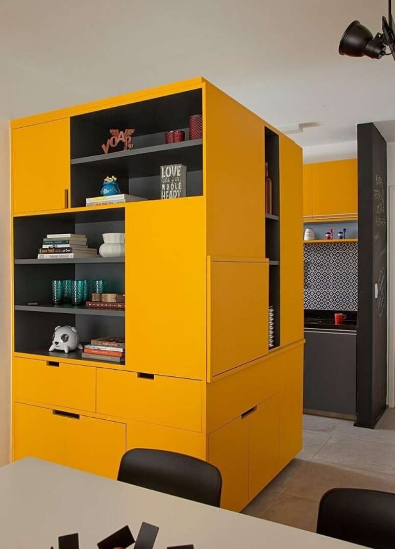 79. Invista em móveis para escritório com vários nichos e gavetas. Projeto por Stuchi e Leite