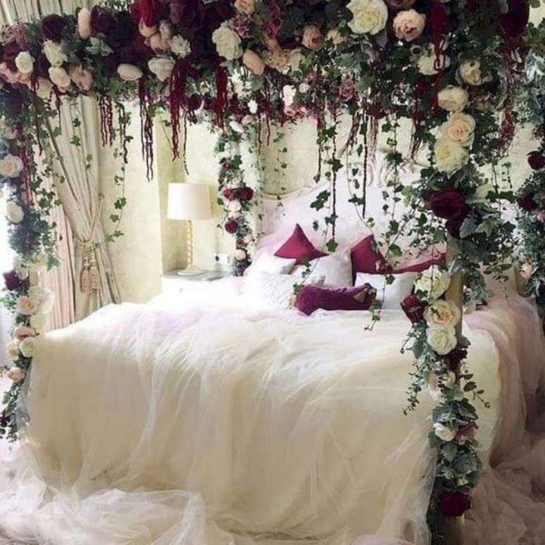 16. Quarto com flores para ter uma decoração romântica inesquecível – Via: Pinterest