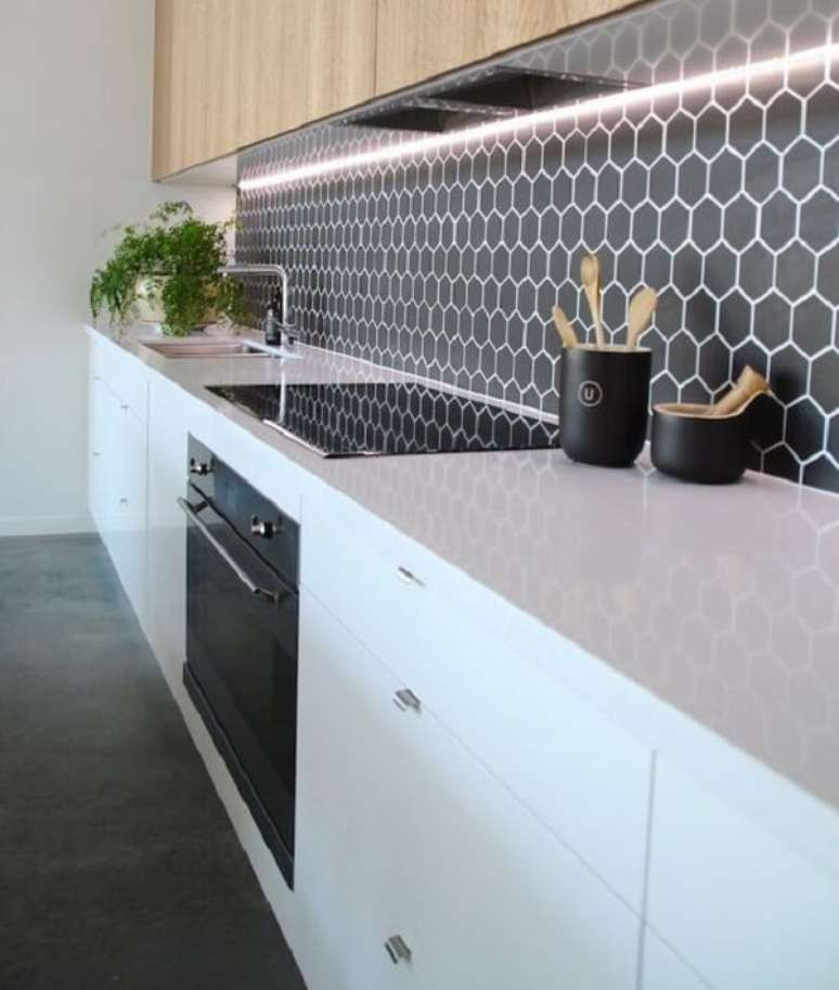 56. O revestimento hexagonal entre os móveis de cozinha deixou o espaço ainda mais elegante. Fonte: Revista Viva Decora