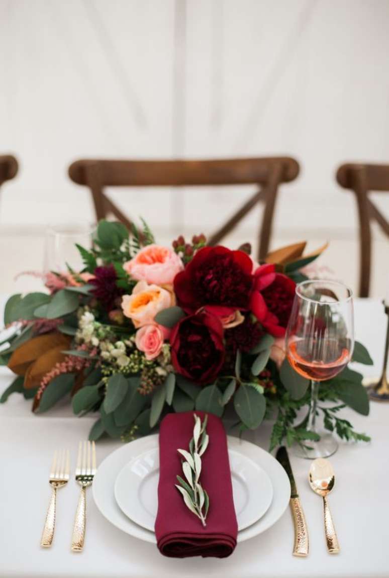 9. Mesa de jantar com decoração romântica – Via: Style me Pretty
