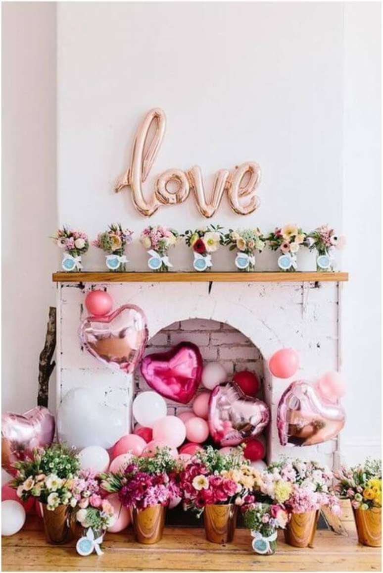41. Lareira de casa com decoração romântica e linda – Via: Pinterest