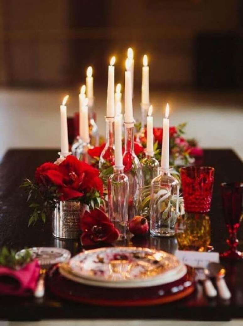 14. Decoração romântica com velas e flores vermelhas – Via: Pinterest