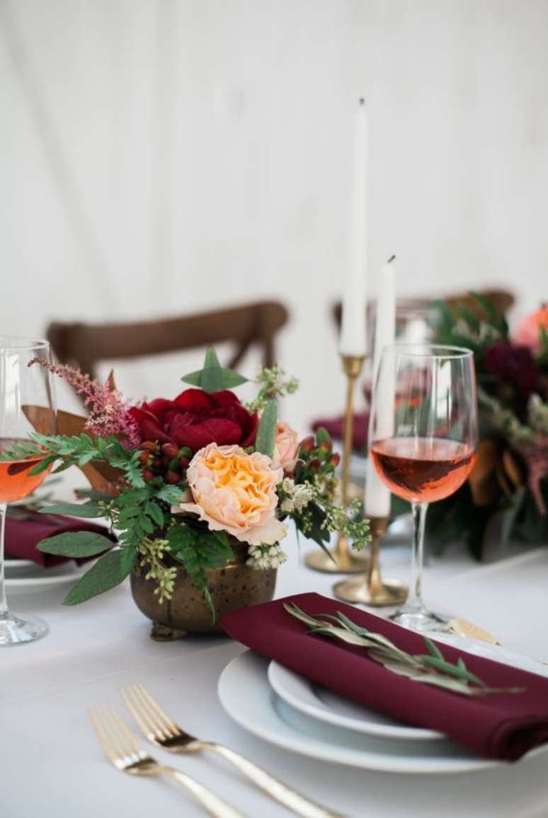 13. Decore a mesa de jantar com os elementos certos para ter uma decoração romântica – Via: Pinterest
